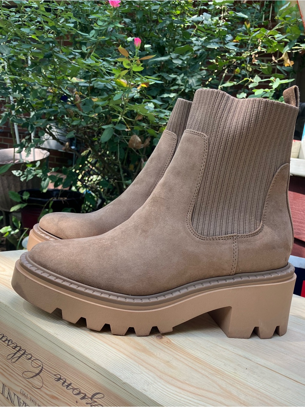 Universal Thread Kyrie Tan Lug Sole Chelsea Boots Size 9 Memory Foam - Picture 3 of 14
